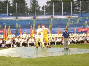高円宮賜杯全日本学童軟式野球大会開幕! 古田敦也が始球式&募金活動に参加