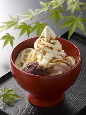 うどんの上にソフトクリーム!　新感覚デザートが九州のレストランに登場