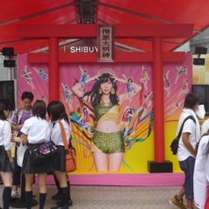 渋谷109前に"指原大明神"出現! AKB48の新曲発売記念におみくじなどを配布