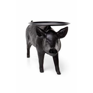 リアルすぎる黒豚テーブル - スウェーデンの女性デザイン集団のシリーズ