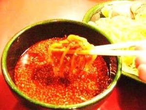 広島県が誇る「広島風つけ麺」の、激辛の向こうにあるうまみを実食調査!