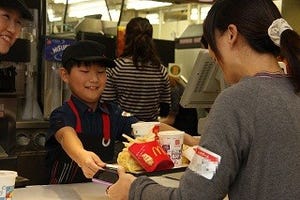 マクドナルドで子どもたちがクルーになりきり! 勤労感謝の日に社会体験教室