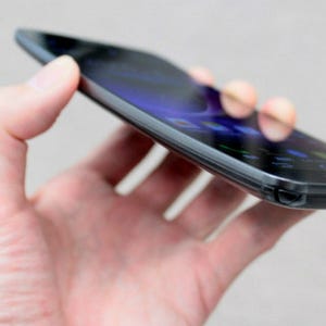 湾曲ディスプレイの秘密とは? LGが湾曲ディスプレイ採用グローバルスマホ「LG G Flex」を公開!!