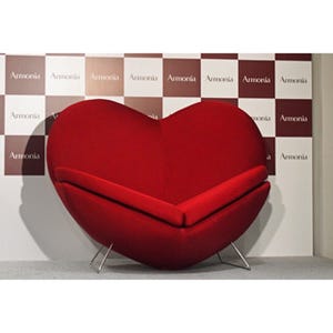 座るだけで密着! 二人の距離が近づく真っ赤なハート型「LOVEソファ」発売