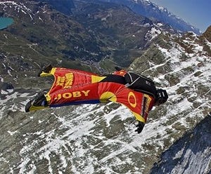 エベレスト山頂からのダイブを世界同時生中継! 飛行訓練の映像も公開