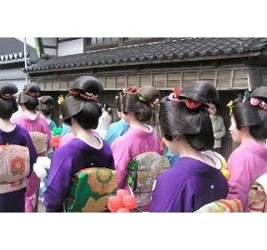 富山県氷見市で、未婚女性が幸せな結婚を祈って歩く「まるまげ祭り」開催