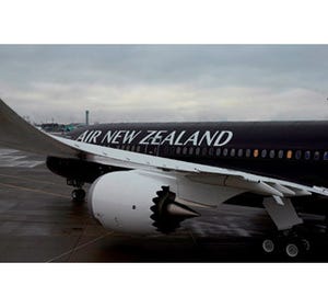 ニュージーランド航空が特別塗装787-9型機を公開 - 黒い機体にシダ模様