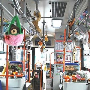 バス車内が動物のぬいぐるみだらけ! 福岡市動物園へ無料シャトルバス運行!