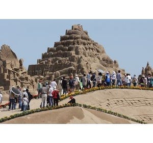 芸術的な砂の彫刻約100基に花火や音楽が饗宴! 「吹上浜砂の祭典」開催