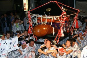 メインは男性のシンボルを乗せた神輿! 静岡県で奇祭「どんつく祭り」開催