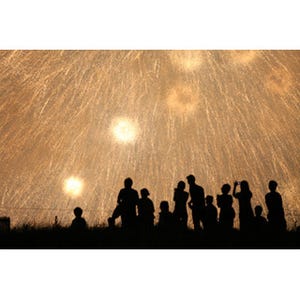 東京都・荒川で「第36回足立の花火」! 名物のナイアガラなど約1万2,000発