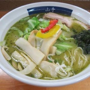 東京都・本郷で見つけた緑色のラーメン……決してゲテモノじゃありません!