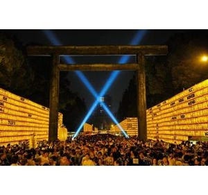 東京都・靖国神社で、幻想的な光に包まれ盆踊りを行う「みたままつり」開催