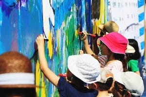 東京都新宿区で、子供たちが大壁画を描くイベント「こどもアート」を開催