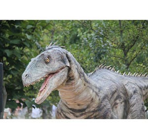 神奈川県・よこはま動物園で等身大恐竜が暴れまわる「恐竜ライブ」開催
