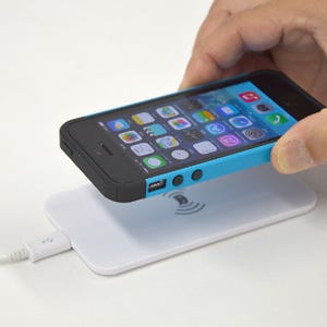 サンコー、iPhoneを置くだけで充電! - 「置くだけチャージャー」発売