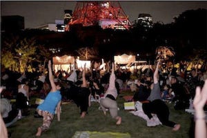 東京都・芝公園で、ヨガとミュージックによる"大人のヨガパーティー"開催