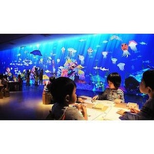 東京都新宿区で、自分が描いた魚たちが泳ぐ「お絵かき水族館」開催!