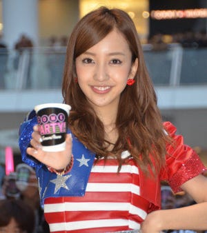 板野友美、生足ミニスカートで新曲パフォーマンス ファンと「カンパ～イ!」