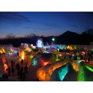北海道千歳市で、色とりどりに輝く氷の祭典「支笏湖氷濤まつり」開催