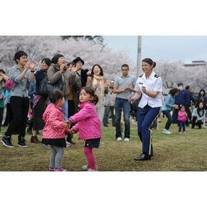 神奈川県・在日米陸軍キャンプ座間で日米親善桜まつり! 桜の中でアメリカン