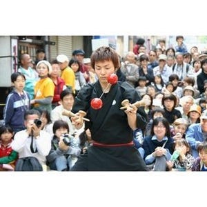 神奈川県横浜市で「野毛大道芸」開催! 32組のパフォーマーが自慢の技を披露