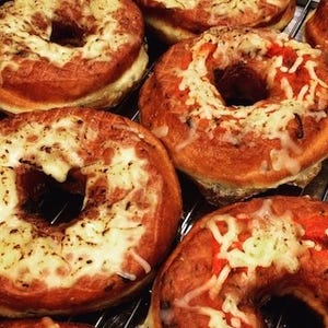ドーナッツプラント、ピザやグラタンをイメージした"食事系ドーナッツ"発売