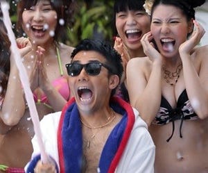 ピース綾部、又吉の活躍忘れて夏のビーチで水着ギャルとはしゃぎまくり!