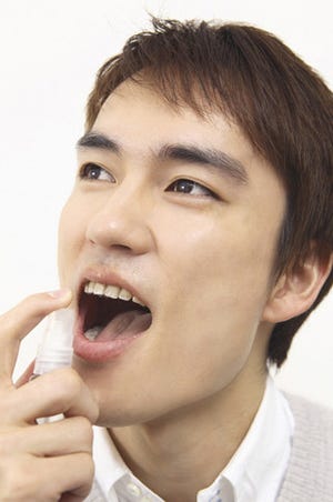 「舌磨きはしないほうがいい」は本当? 舌苔の除去方法を紹介