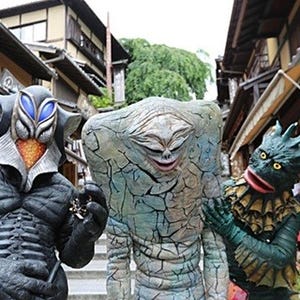 怪獣たちが鎌倉&京都で街ブラ、話題の『ウルトラ怪獣散歩』DVDが9/9発売へ