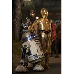 『スター･ウォーズ』最新作でC-3POの左腕が真っ赤に! 名コンビの写真公開