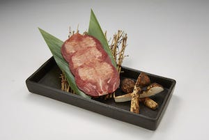 旬の食材を使用した、"松茸×牛タン"の「松茸の牛タン巻き」が登場 - 牛角