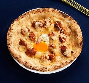 ナポリスピッツァ&カフェ、半熟卵を月に見立てたお月見ピッツァを発売