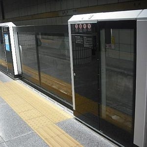 東京メトロ、豊洲駅の透過型ホームドアでシースルーディスプレイの実証実験