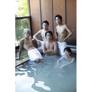 脱衣所、露天風呂、布団ではしゃぐ姿も - 男5人の『メンズ温泉』写真集発売