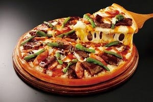 アオキーズ・ピザ、琴光喜監修のピザ「どすこい黒毛和牛カルビ」発売