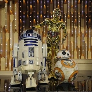 ダース･ベイダー、R2-D2、BB-8も! SWキャラが嵐と共演 - 紅白リハ