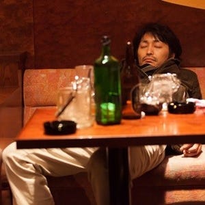 安田顕、酒の嗜み方を"脇役俳優"で伝授! 今にも吐きそうな時の格言とは?