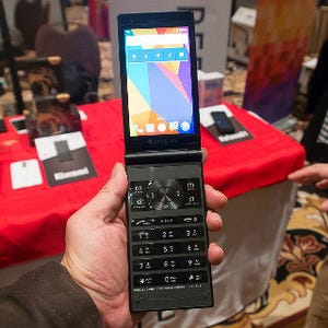 女性向けスマートウォッチや最新CPU搭載機、折りたたみスマホまで…… - CES 2016で登場したモバイル端末を一挙紹介