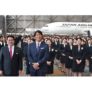 JAL入社式、1,468人が松井秀喜と共に紙飛行機で"世界で一番愛される翼"誓う
