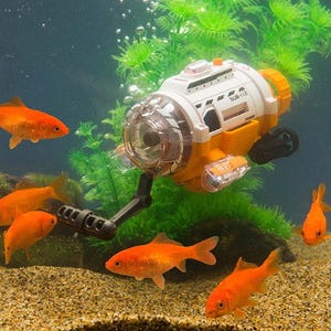 魚目線で撮影できる潜水艦型カメラ - エサ入れアームで魚を呼び寄せる