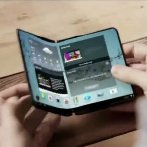 Samsungが折り曲げ可能スクリーン搭載スマホを開発中、MWC 2017にも登場か