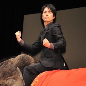 桐谷健太、本物のゾウに乗って"ターザンポーズ"! 映画『ターザン：REBORN』