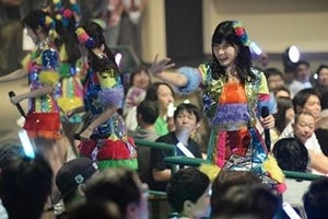 USJでAKB48常駐ライブ開幕! "近すぎ"な横山由依･渡辺麻友らにファン興奮