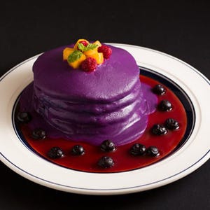 紫のクリームに"血の海"を! ギョッとするパンケーキ誕生--注射器ドリンクも