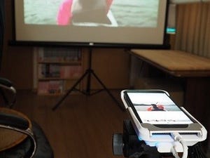 「ポケモンGO」の画面をビルに映し出すiPhoneケース型プロジェクターをゲットだぜ!