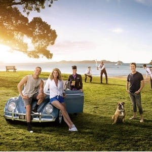 ニュージーランド航空、今度の機内安全ビデオは長寿ドラマの俳優が夏旅へ