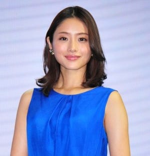 石原さとみ、背中全開のドレス姿で給電に初挑戦｢進化を体験できてうれしい｣