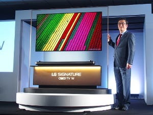 有機ELテレビ普及の年となるか - LGが壁張りテレビで勝負、まるで宙に浮いているかのよう
