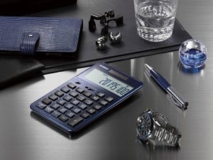 カシオのプレミアム電卓「S100」、新カラーのクールなネイビーブルー